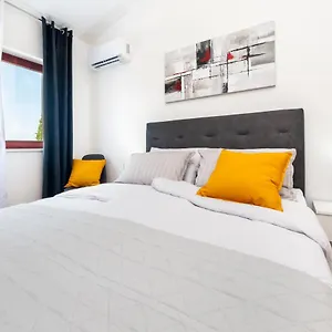 E&m Apartment Pula